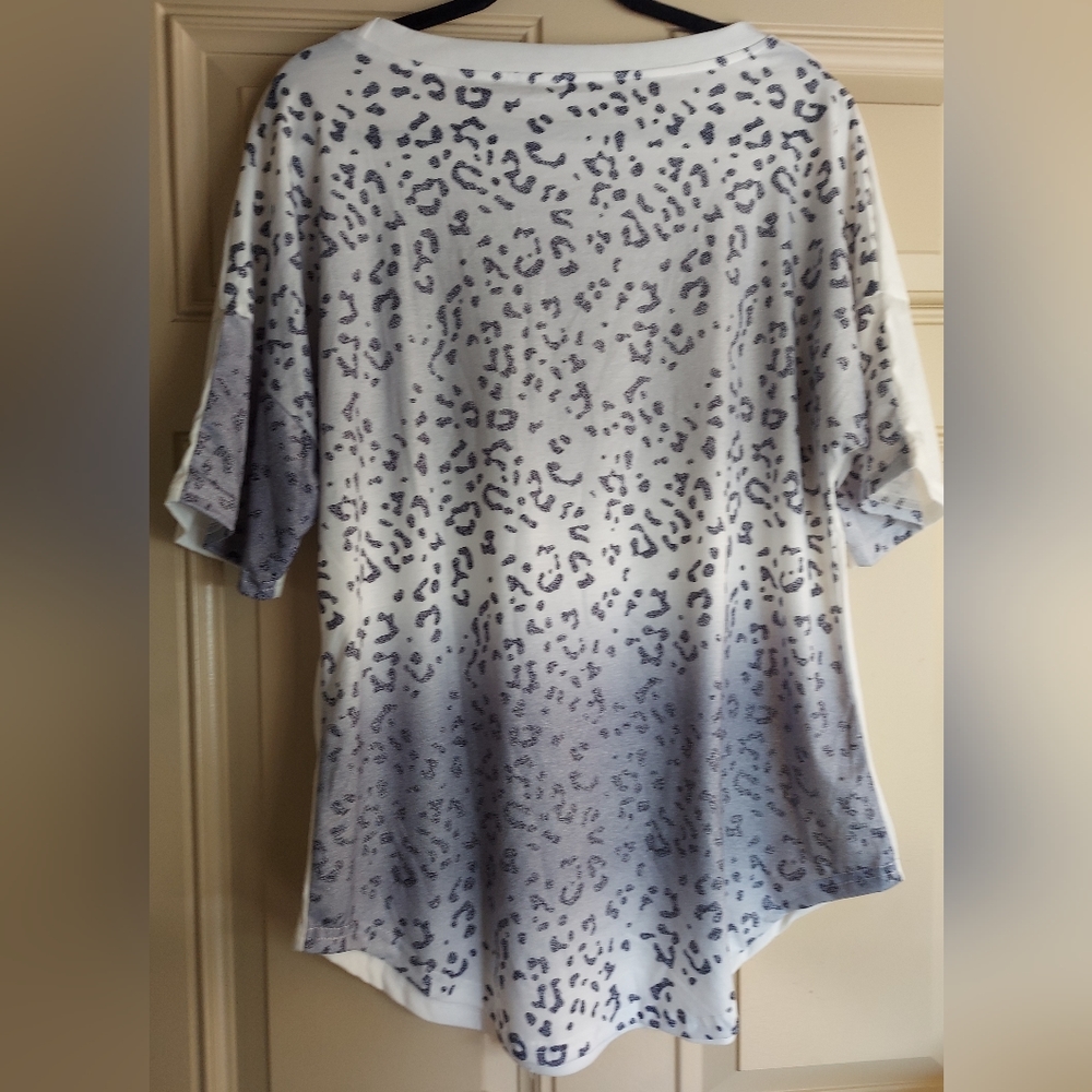 Leopard print and white oversized shirt. Loose fit.